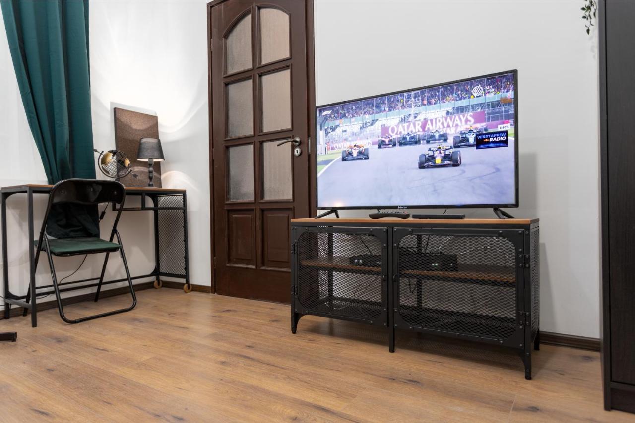 Green Goblin Apartment With Free Private Parking Будапеща Екстериор снимка